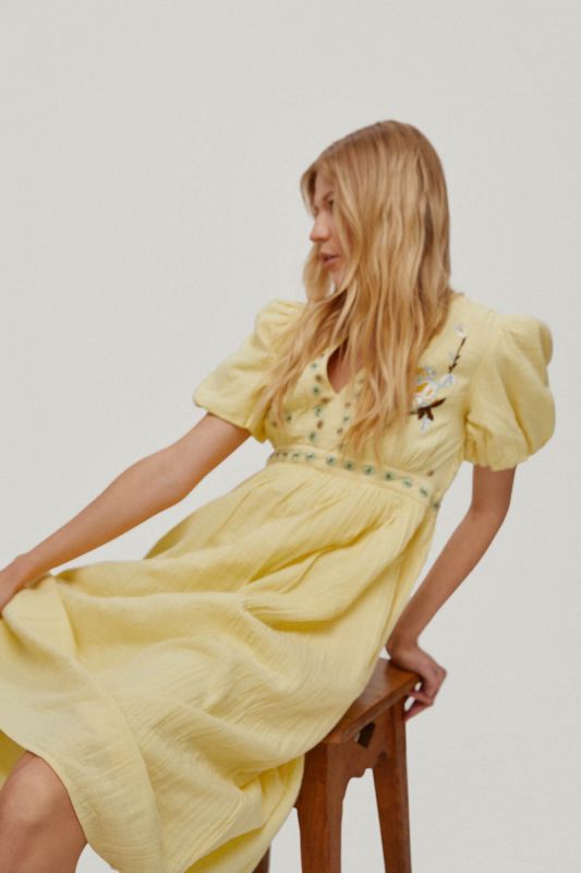 Knee-length dress with floral embroidery.