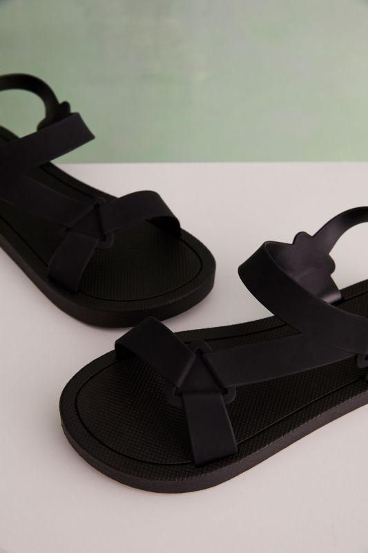 Crossed black sandal