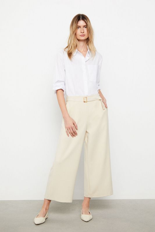 Cropped trousers with belt.