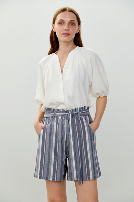 Bermuda shorts with looped belt.