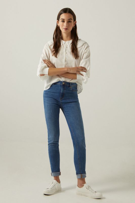 Sustainable wash sculpting jeans