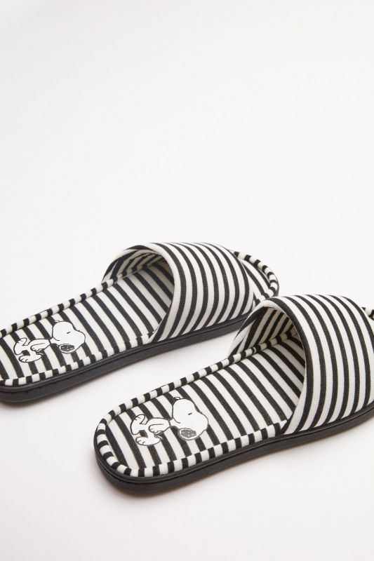 Black striped Snoopy open toe slippers