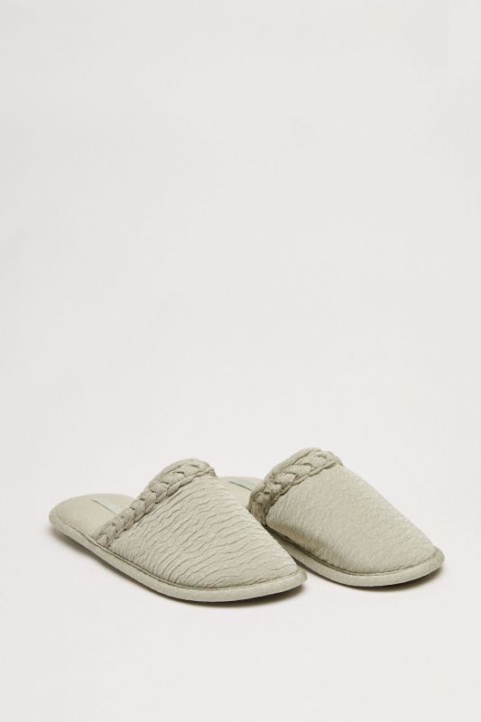 Textured slippers